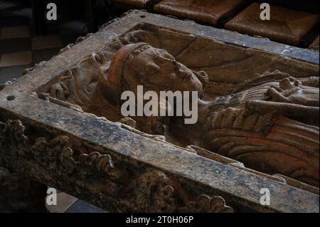 Tomba di Konrad Kurzbold nel transetto nord della cattedrale medievale di San Giorgio in Limburg-an-der-Lahn, Assia, Germania. Kurzbold fondò una precedente chiesa collegiale sul sito dell'attuale cattedrale nel 910 d.C. e, quando morì nel 948, fu sepolto nella chiesa che aveva fondato. Questa tomba, scolpita per assomigliare a una bara aperta e con la figura di Kurzbold raffigurata da giovane, fu realizzata negli anni '1200 Foto Stock