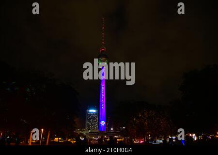 Festival delle luci 2023 Blick alle 6:00. Oktober 2023 auf beleuchteten Berliner Fernsehturm während des Festival of Lights di Berlino. Berlin Berlin Deutschland  JK10466 *** Festival delle luci 2023 veduta il 6 ottobre 2023 sulla torre televisiva di Berlino illuminata durante il Festival delle luci di Berlino Germania JK10466 credito: Imago/Alamy Live News Foto Stock