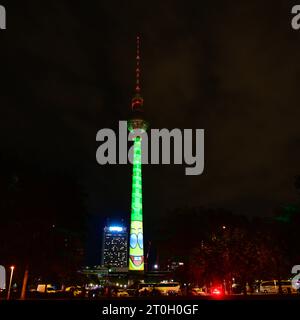 Festival delle luci 2023 Blick alle 6:00. Oktober 2023 auf beleuchteten Berliner Fernsehturm während des Festival of Lights di Berlino. Berlin Berlin Deutschland  JK10483 *** Festival delle luci 2023 veduta il 6 ottobre 2023 sulla torre televisiva di Berlino illuminata durante il Festival delle luci di Berlino Germania JK10483 credito: Imago/Alamy Live News Foto Stock