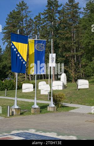 Tuzla, Bosnia ed Erzegovina - 4 ottobre 2023: Questo complesso commemorativo di Slana Banja ricorda i residenti di Tuzla uccisi o dispersi durante la guerra in Bosnia. Sole Foto Stock