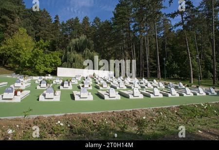 Tuzla, Bosnia ed Erzegovina - 4 ottobre 2023: Questo complesso commemorativo di Slana Banja ricorda i residenti di Tuzla uccisi o dispersi durante la guerra in Bosnia. Sole Foto Stock