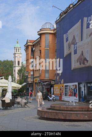 Tuzla, Bosnia ed Erzegovina - 4 ottobre 2023: Una passeggiata nel centro della città di Tuzla nella Federazione della Bosnia ed Erzegovina in una soleggiata giornata autunnale. Foto Stock