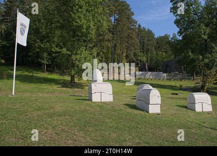 Tuzla, Bosnia ed Erzegovina - 4 ottobre 2023: Questo complesso commemorativo di Slana Banja ricorda i residenti di Tuzla uccisi o dispersi durante la guerra in Bosnia. Sole Foto Stock