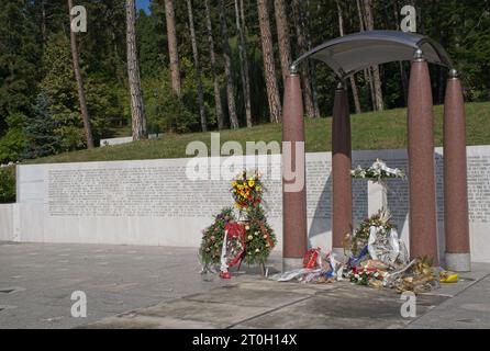 Tuzla, Bosnia ed Erzegovina - 4 ottobre 2023: Questo complesso commemorativo di Slana Banja ricorda i residenti di Tuzla uccisi o dispersi durante la guerra in Bosnia. Sole Foto Stock