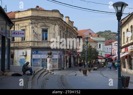 Tuzla, Bosnia ed Erzegovina - 4 ottobre 2023: Una passeggiata nel centro della città di Tuzla nella Federazione della Bosnia ed Erzegovina in una soleggiata giornata autunnale. Foto Stock