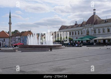 Tuzla, Bosnia ed Erzegovina - 4 ottobre 2023: Una passeggiata nel centro della città di Tuzla nella Federazione della Bosnia ed Erzegovina in una soleggiata giornata autunnale. Foto Stock