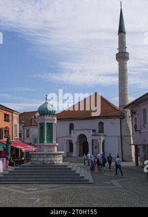 Tuzla, Bosnia ed Erzegovina - 4 ottobre 2023: Una passeggiata nel centro della città di Tuzla nella Federazione della Bosnia ed Erzegovina in una soleggiata giornata autunnale. Foto Stock