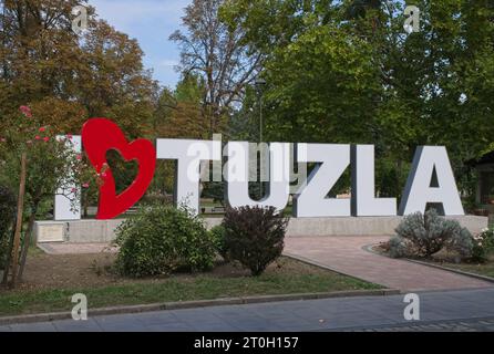 Tuzla, Bosnia ed Erzegovina - 4 ottobre 2023: Una passeggiata nel centro della città di Tuzla nella Federazione della Bosnia ed Erzegovina in una soleggiata giornata autunnale. Foto Stock