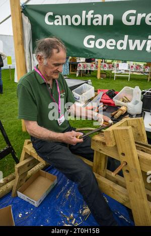 Uomo che mostra l'artigianato per la produzione di trug (lavorazioni artigianali in legno) - Woodland Skills Centre, RHS Flower Show Tatton Park 2023, Cheshire, Inghilterra, Regno Unito. Foto Stock