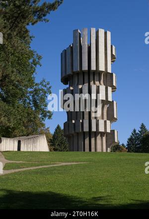 Dera, Bosnia ed Erzegovina - 6 ottobre 2023: Questo memoriale è dedicato ai partigiani che eroicamente resistettero durante la battaglia di Kozara durante la prima guerra mondiale Foto Stock