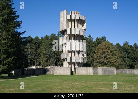 Dera, Bosnia ed Erzegovina - 6 ottobre 2023: Questo memoriale è dedicato ai partigiani che eroicamente resistettero durante la battaglia di Kozara durante la prima guerra mondiale Foto Stock