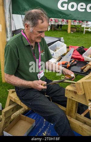 Uomo che mostra l'artigianato per la produzione di trug (lavorazioni artigianali in legno) - Woodland Skills Centre, RHS Flower Show Tatton Park 2023, Cheshire, Inghilterra, Regno Unito. Foto Stock