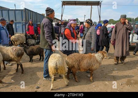 Kochkor, Kirghizistan - 30 settembre 2023: Mercato settimanale degli animali domenicali a Kochkor, Kirghizistan. Foto Stock