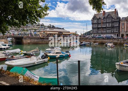 Vista sul porto interno di Dartmouth fino alla vecchia stazione ferroviaria sul lungofiume, sul lungofiume, sul lungofiume, sulle proprietà circostanti e sui riflessi Foto Stock