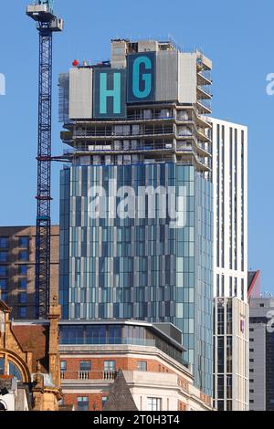 Una gru a torre di fronte al nuovo edificio in costruzione al 44 di Merrion Street nel centro di Leeds Foto Stock