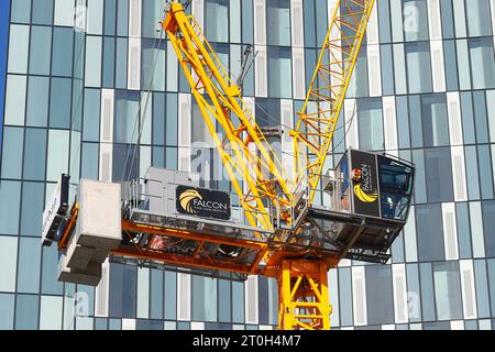 Una gru a torre di fronte al nuovo edificio in costruzione al 44 di Merrion Street nel centro di Leeds Foto Stock