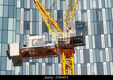 Una gru a torre di fronte al nuovo edificio in costruzione al 44 di Merrion Street nel centro di Leeds Foto Stock