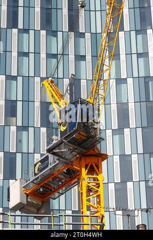 Una gru a torre di fronte al nuovo edificio in costruzione al 44 di Merrion Street nel centro di Leeds Foto Stock