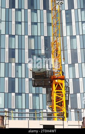 Una gru a torre di fronte al nuovo edificio in costruzione al 44 di Merrion Street nel centro di Leeds Foto Stock