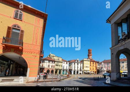 La storica Piazza Cavour è un mix di vecchi e nuovi edifici nel centro storico di Vercelli. Regione del Piemonte nell'Italia settentrionale. Foto Stock