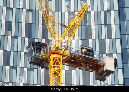 Una gru a torre di fronte al nuovo edificio in costruzione al 44 di Merrion Street nel centro di Leeds Foto Stock