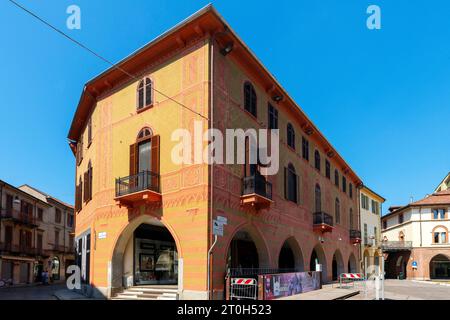 La storica Piazza Cavour è un mix di vecchi e nuovi edifici nel centro storico di Vercelli. Regione del Piemonte nell'Italia settentrionale. Foto Stock