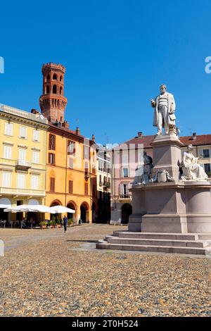 Una statua dello statista Cavour nella piazza con il suo nome. La storica Piazza Cavour nella città degli oli di Vercelli, Italia. Foto Stock