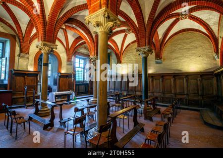 La sala capitolare nel monastero. La Basilica di Sant'Andrea è la chiesa di un monastero a Vercelli, in Piemonte, nell'Italia settentrionale. Foto Stock