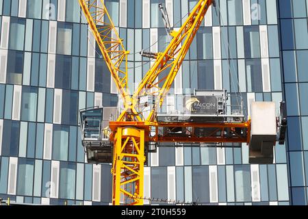 Una gru a torre di fronte al nuovo edificio in costruzione al 44 di Merrion Street nel centro di Leeds Foto Stock