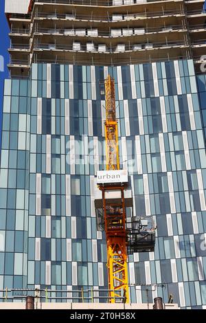 Una gru a torre di fronte al nuovo edificio in costruzione al 44 di Merrion Street nel centro di Leeds Foto Stock