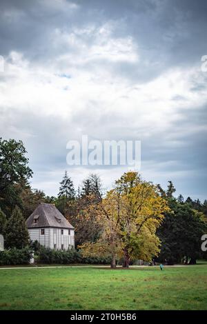 Weimar im Bundesland Thüringen Park an der ILM mit Goethes Gartenhaus - 07.10.2023 Weimar *** Weimar nello stato della Turingia Park on the ILM with Goethes Garden House 07 10 2023 Weimar Credit: Imago/Alamy Live News Foto Stock