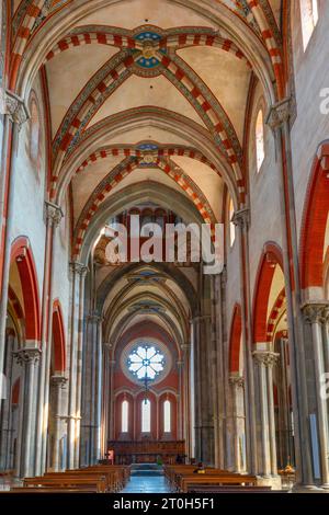 La Basilica di Sant'Andrea è la chiesa di un monastero a Vercelli, in Piemonte, nell'Italia settentrionale. Foto Stock