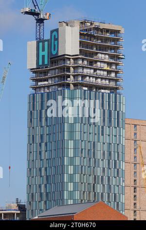 Una gru a torre di fronte al nuovo edificio in costruzione al 44 di Merrion Street nel centro di Leeds Foto Stock