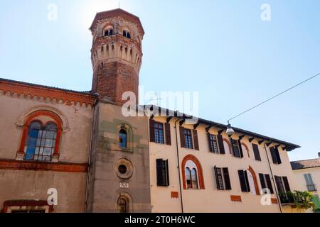 La storica Piazza Cavour è un mix di vecchi e nuovi edifici nel centro storico di Vercelli. Regione del Piemonte nell'Italia settentrionale. Foto Stock