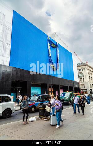 Borsa Blue Ikea Frakta sulla facciata del prossimo negozio Oxford Street Ikea, nella precedente posizione del flagship store Topshop, Londra, Inghilterra Foto Stock