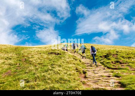 Escursionisti che camminano fino alla cima del Cribyn lungo il percorso da Pen Y fan, Brecon Beacons National Park, Galles, Regno Unito Foto Stock