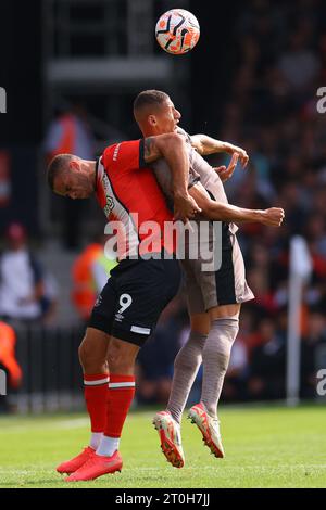 Kenilworth Road, Luton, Bedfordshire, Regno Unito. 7 ottobre 2023. Premier League Football, Luton Town contro Tottenham Hotspur; Richarlison del Tottenham Hotspur gareggia per il pallone con Carlton Morris del Luton Town credito: Action Plus Sports/Alamy Live News Foto Stock