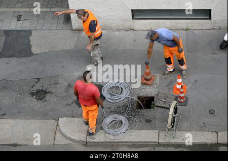 Milano (Italia), posa di cavi in fibra ottica Foto Stock