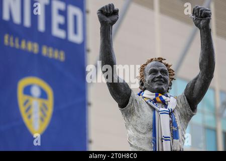 Leeds, Regno Unito. 7 ottobre 2023. Una vista generale della statua di Billy Bremner all'esterno dello Stadio Elland Road in vista della partita del campionato Sky Bet Leeds United vs Bristol City a Elland Road, Leeds, Regno Unito, 7 ottobre 2023 (foto di James Heaton/News Images) a Leeds, Regno Unito il 10/7/2023. (Foto di James Heaton/News Images/Sipa USA) credito: SIPA USA/Alamy Live News Foto Stock