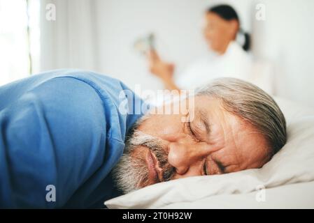 Letto, viso e uomo maturo che dorme, stanco o pisolino per alleviare lo stress, benessere mattutino o riposo in pensione. Stanchezza, matrimonio e relax con senior Foto Stock