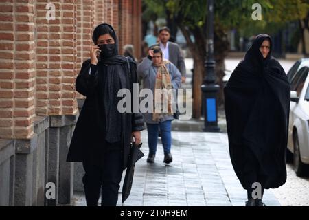 Ardabil, Iran. 5 ottobre 2023. La gente cammina ad Ardabil, in Iran. Ardabil è una città situata nella parte nord-occidentale dell'Iran. È la capitale della provincia di Ardabil e vanta una ricca storia e un patrimonio culturale. La città è situata ai piedi delle montagne Sabalan ed è nota per il suo vulcano inattivo e i suoi paesaggi mozzafiato. (Immagine di credito: © Rouzbeh Fouladi/ZUMA Press Wire) SOLO USO EDITORIALE! Non per USO commerciale! Foto Stock