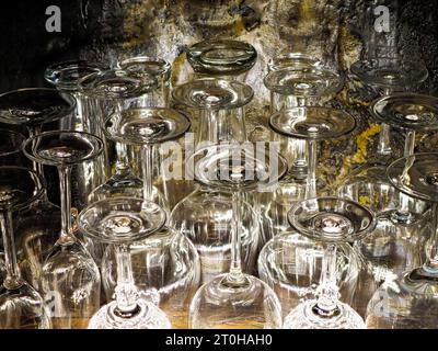 Vetri di cristallo di piombo, bicchieri da vino, bicchieri da champagne, vetri colorati in un vecchio armadietto con vetrina Foto Stock