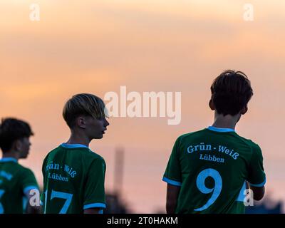 Giovani giocatori di calcio dopo la partita davanti al cielo serale, Germania Foto Stock