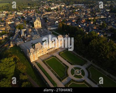 Vista aerea, castello dell'Unione europea e chiesa Collegiale di Notre Dame, UE vicino a le Treport, Senna-Marittima, Normandia, Francia Foto Stock