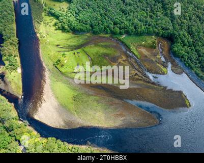 Vista aerea, vista dall'alto della foce del fiume Leven verso le acque dolci di loch loch Leven, Kinlochleven, Lochaber, Highlands, Scozia, Uniti Foto Stock