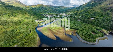 Panorama aereo del villaggio di Kinlochleven con la foce del fiume Leven nella parte orientale del lago d'acqua dolce Lochleven, Lochaber Foto Stock