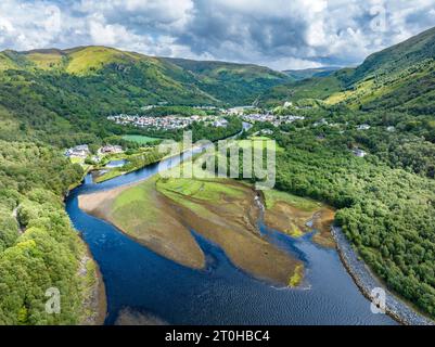 Vista aerea del villaggio di Kinlochleven con la foce del fiume Leven nella parte orientale del lago di acqua dolce Lochleven, Lochaber Foto Stock