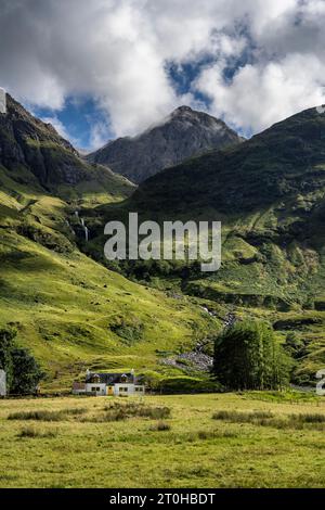 Achnambeithach Cottage sulla riva del Loch Achtriochtan, sopra di esso il Munro Bidean nam Bian, Glencoe, Highlands, Scozia, United, alto 1150 metri Foto Stock