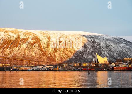 Vista sul porto con Tromsobrua o Tromso Bridge, nella Cattedrale sul retro del Mare di ghiaccio, Ishavskatedralen, Tromso, Norvegia Foto Stock