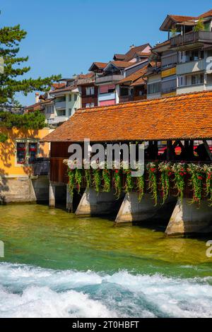 Il fiume Aare nella città di Thun e il ponte Untere Schleuse in una giornata estiva soleggiata a Thun, Oberland Bernese, Cantone di Berna, Svizzera Foto Stock